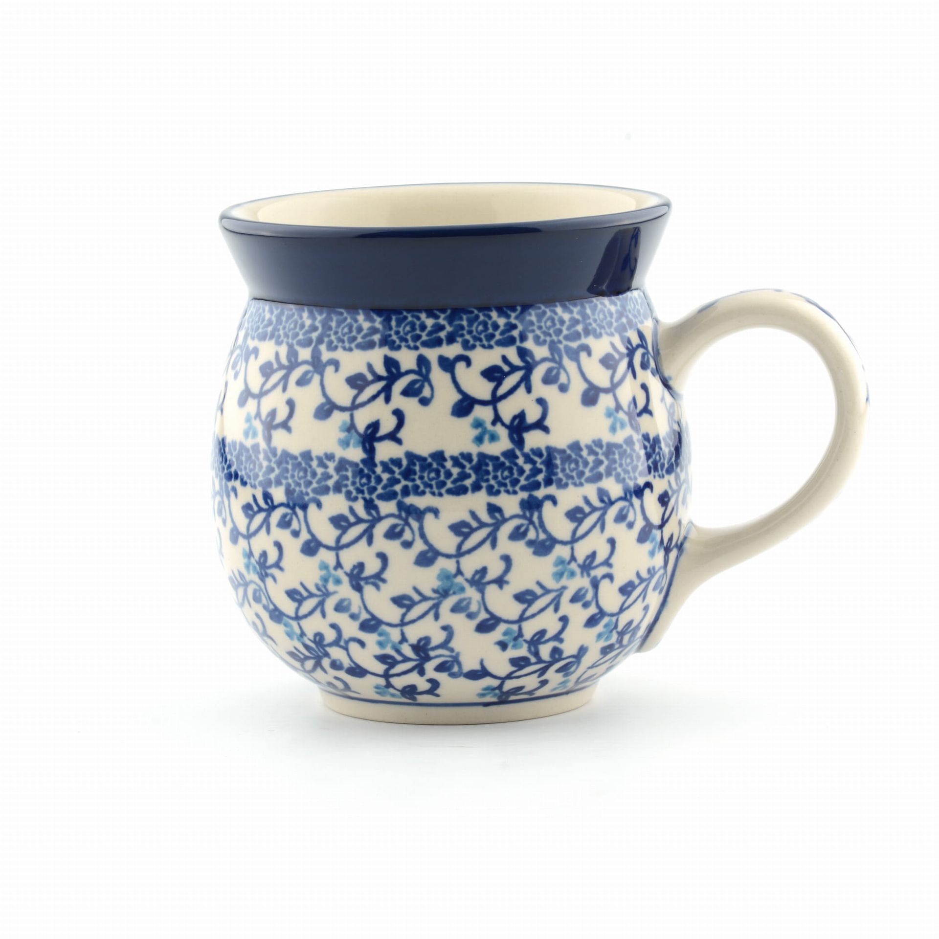 Blauw-wit gestreepte keramische mok met handvat.