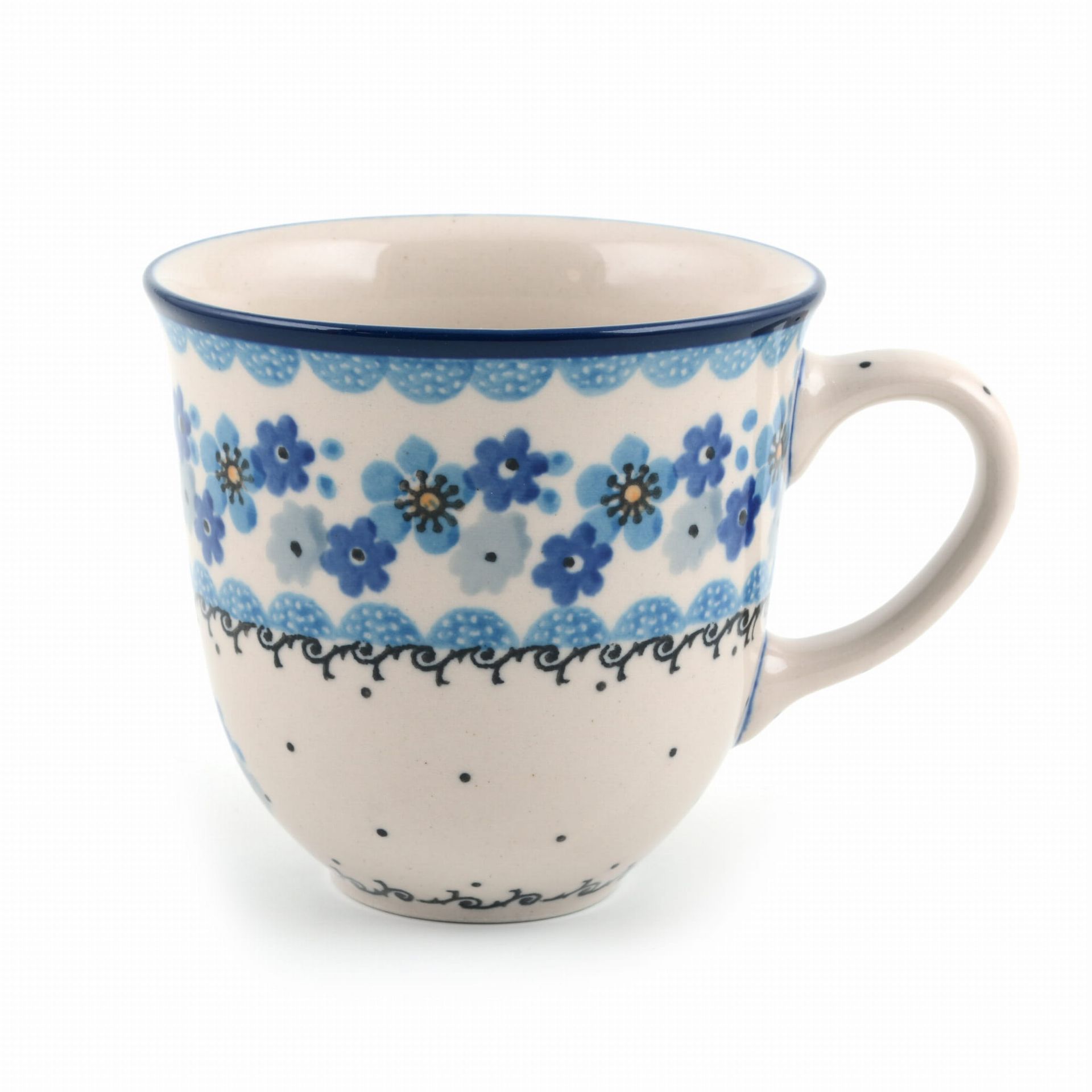 Blauwe keramische mok met bloemenpatroon en handvat.