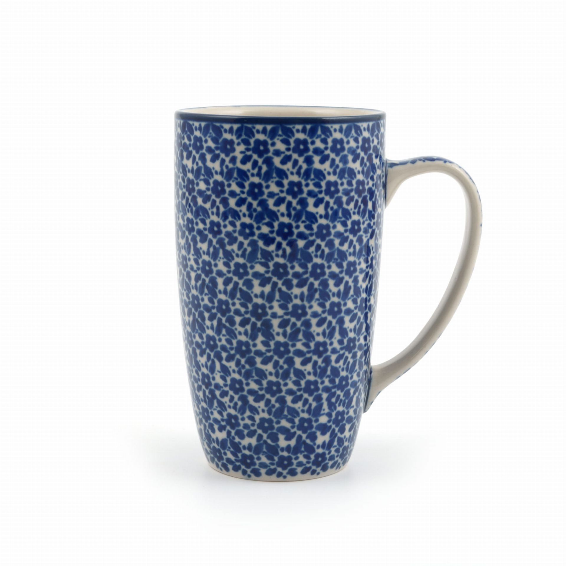 Hoge keramische mok met blauw bloemenpatroon.