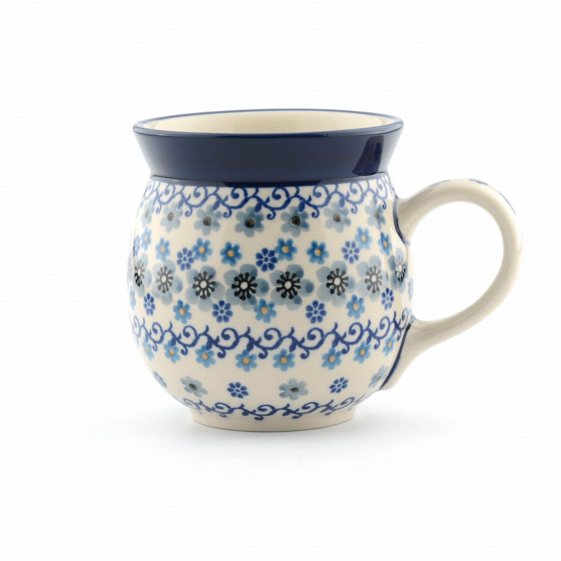 Blauw-witte keramische mok met bloemenpatroon, donkerblauwe rand en rond handvat.