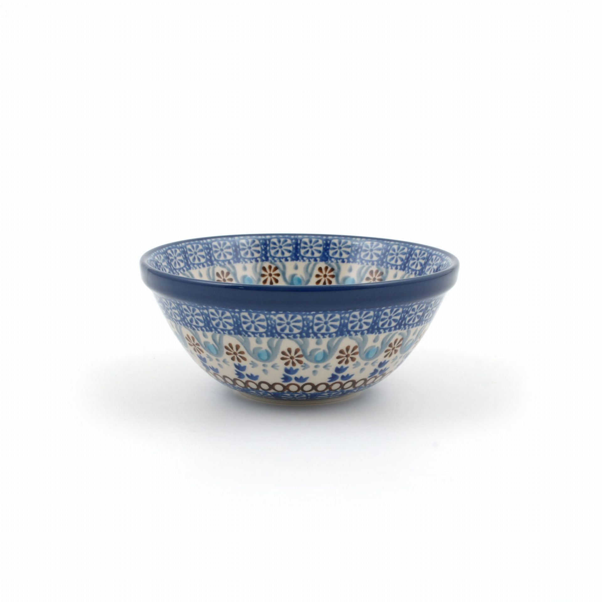 Blauw-wit gestreepte keramische kom op een witte achtergrond.