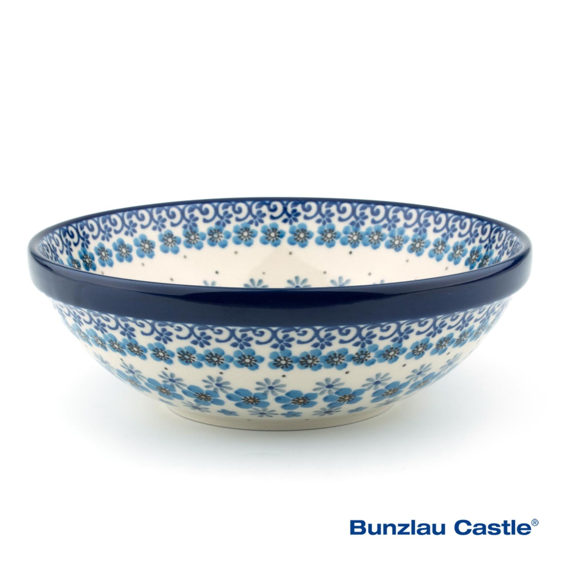 Blauw-witte keramische schaal met bloemenmotief en donkerblauwe rand.