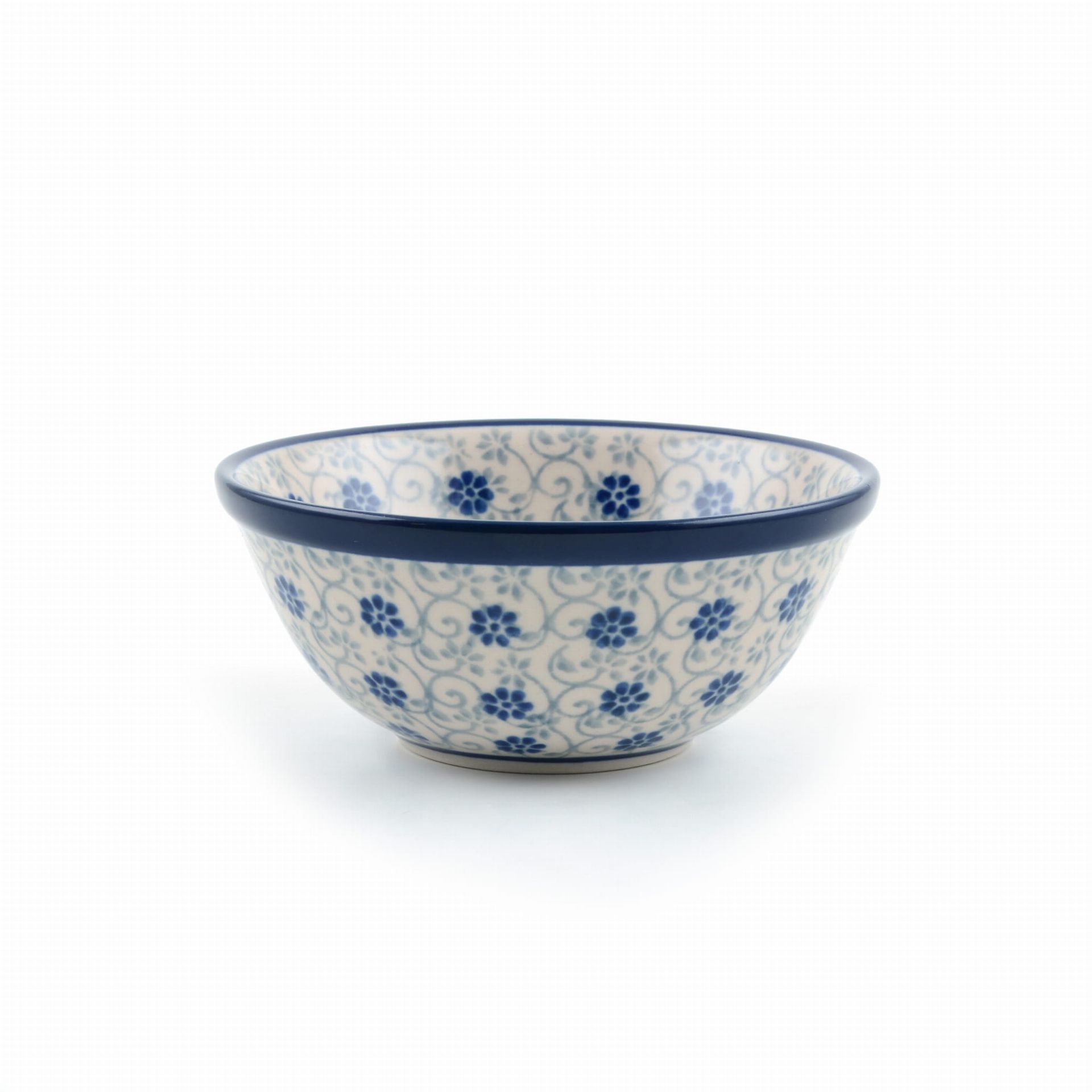 Blauw-witte keramische kom met bloemenpatroon op een witte achtergrond.
