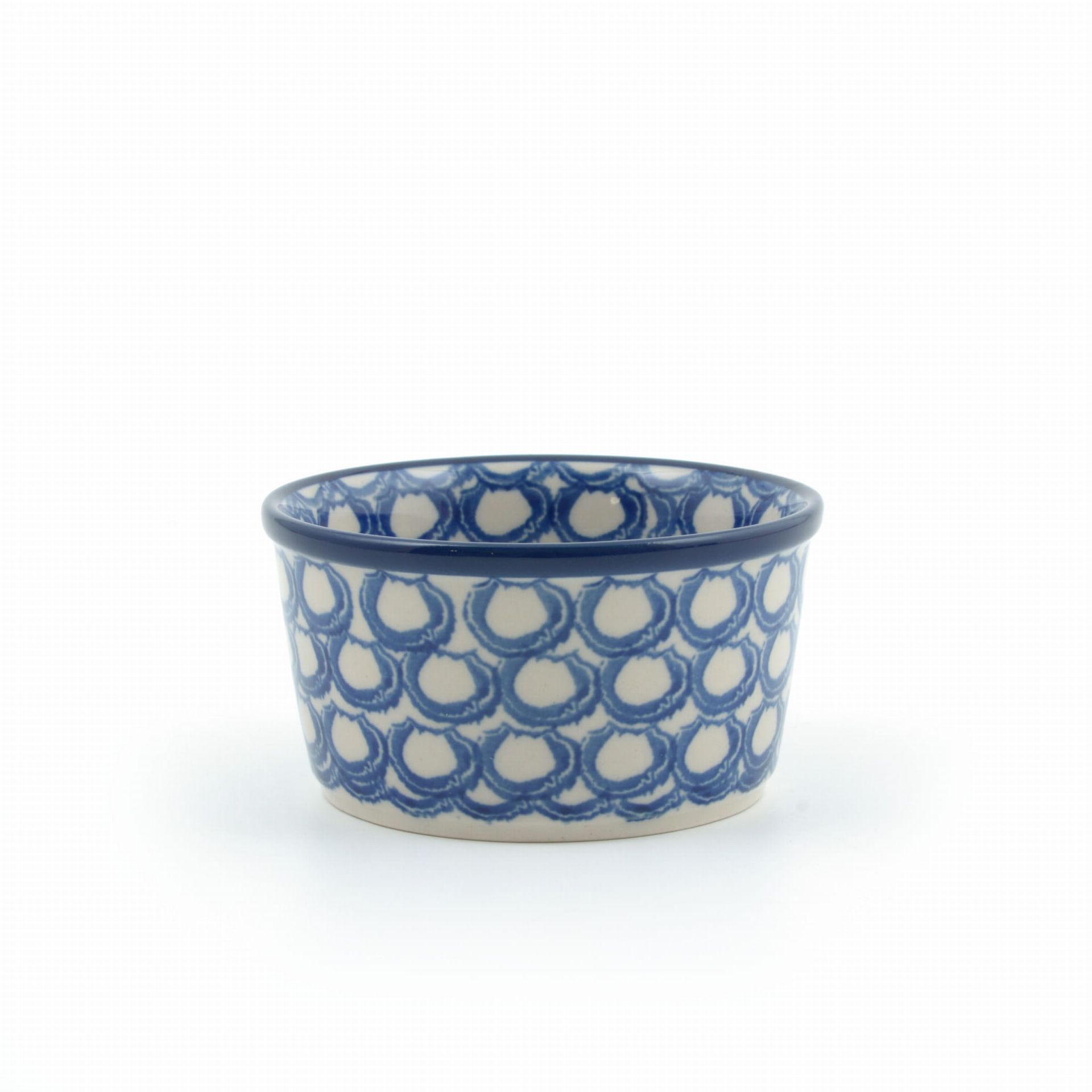 Klein keramisch kommetje met een blauw, geschulpd patroon op een witte achtergrond.