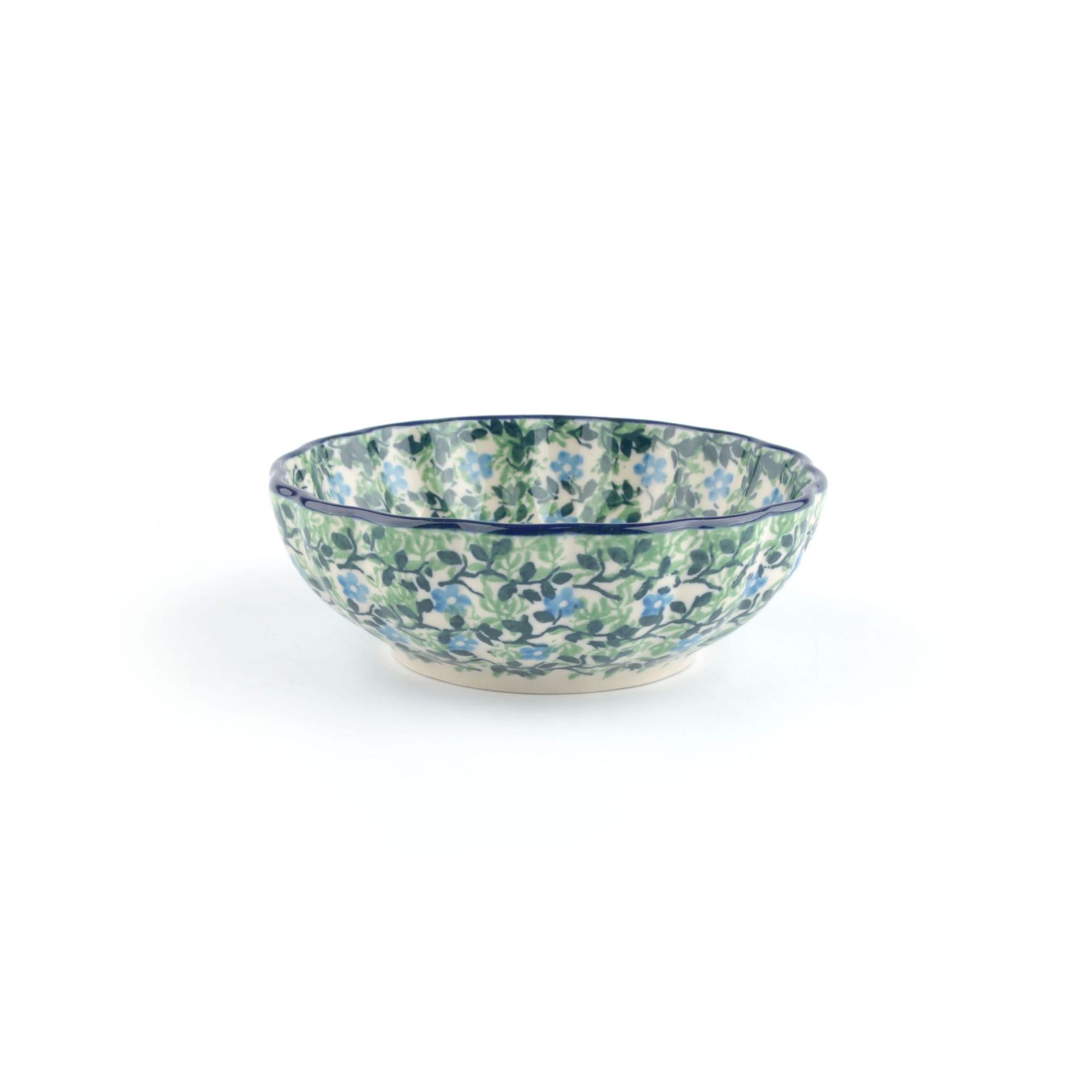 Keramische kom met een blauw en groen bloemenpatroon.