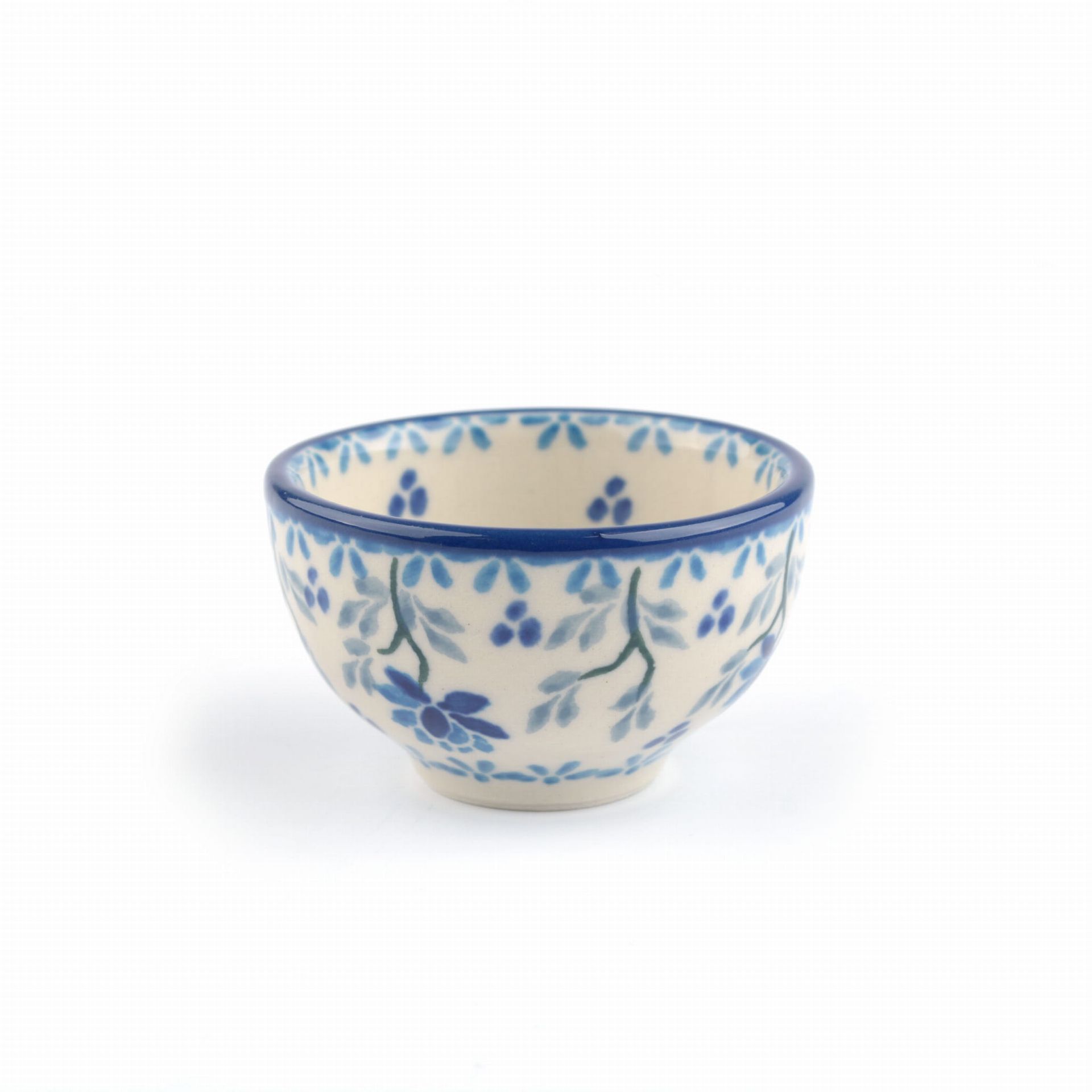 Keramische kom met blauw-wit bloemenpatroon.