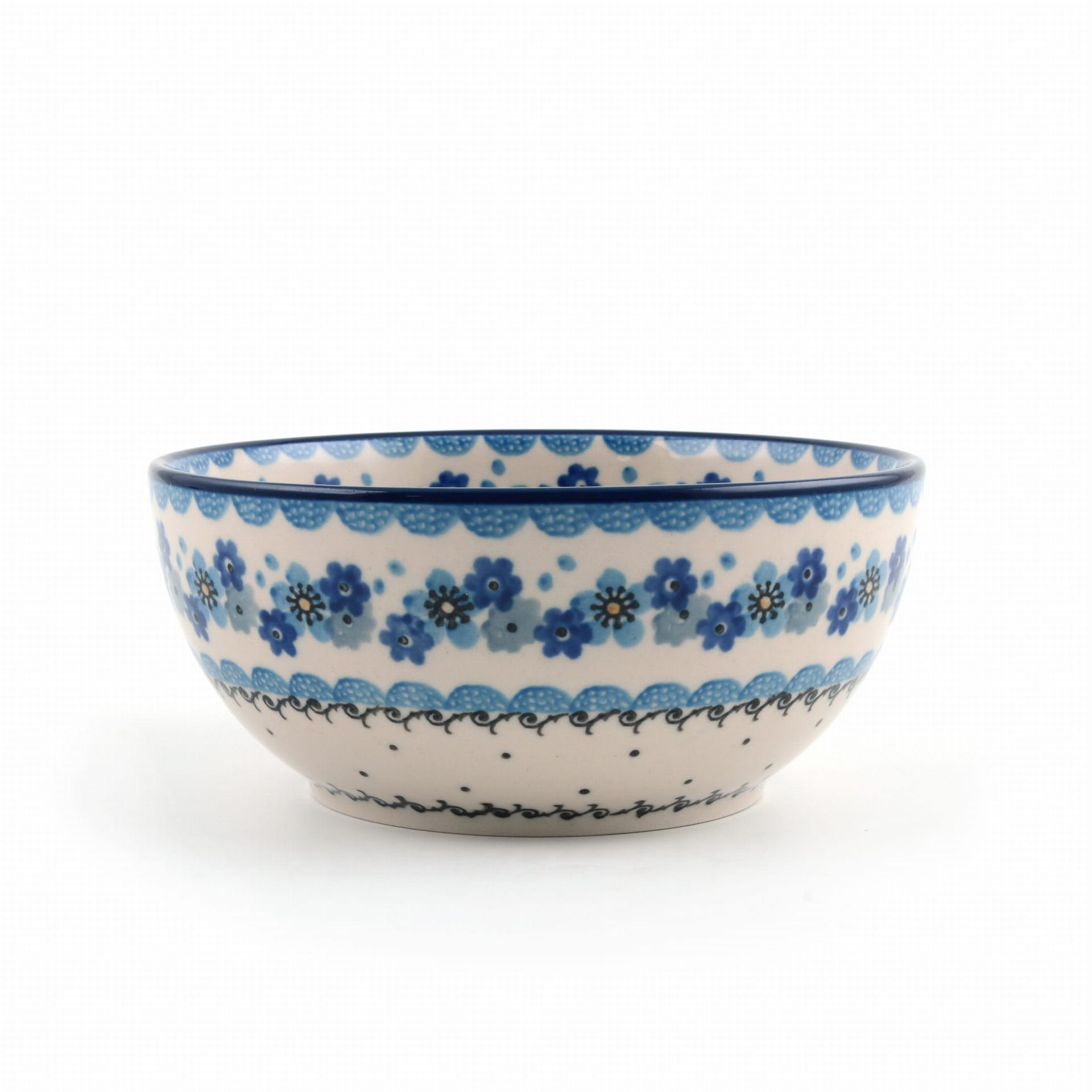 Keramische kom met een blauw bloemenpatroon op een witte achtergrond.