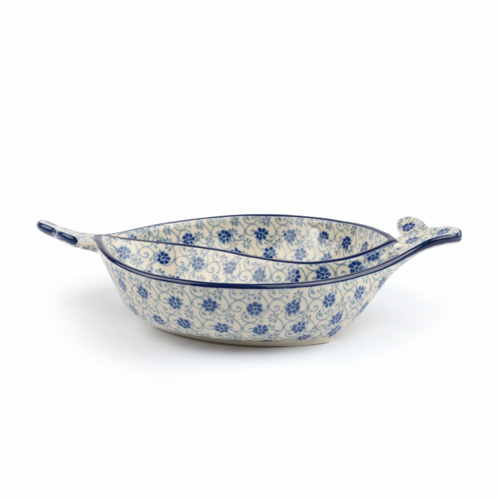Keramische kom in de vorm van een walvis met een blauw bloemenpatroon op een witte achtergrond.