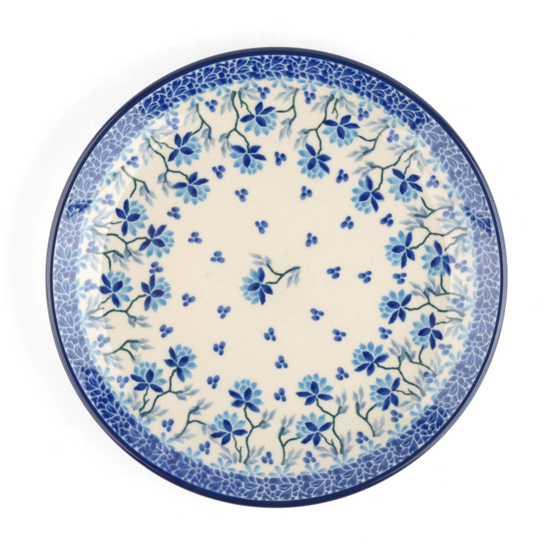 Blauw keramisch bord met bloemenpatroon, een donkerblauwe rand en een gebroken witte achtergrond.