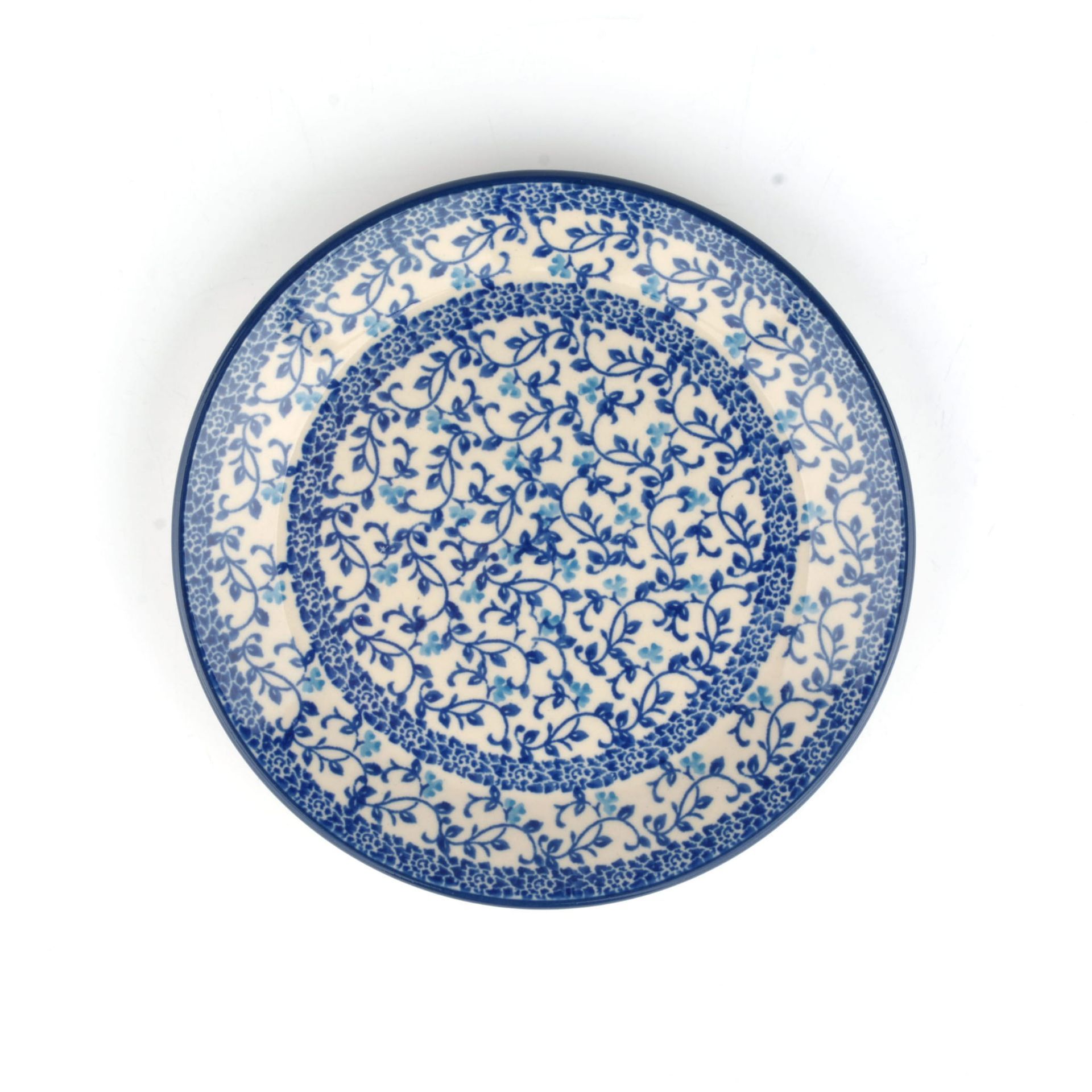 Blauw-wit keramisch bord met bloemenmotief.