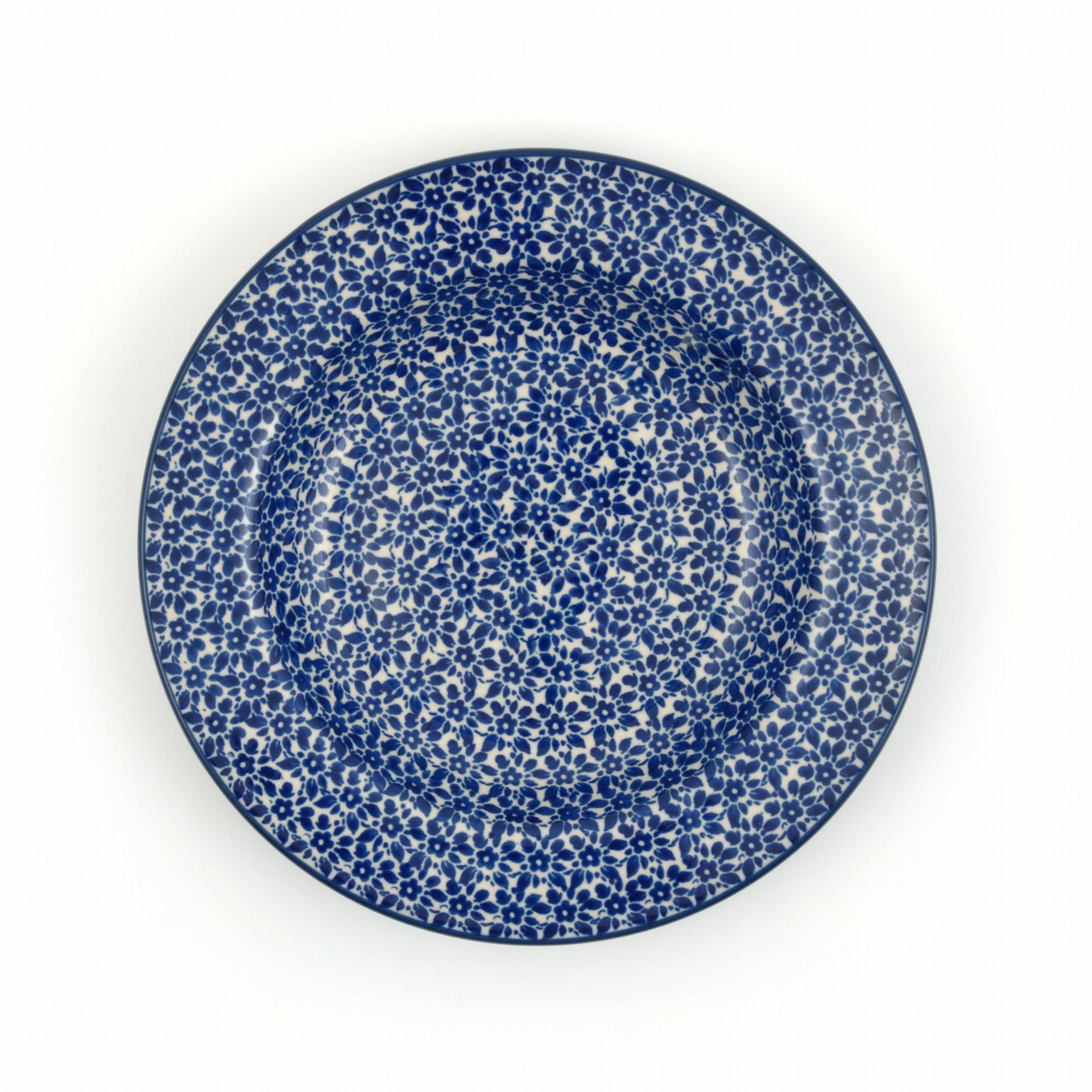 Blauw-wit bord met bloemenpatroon.