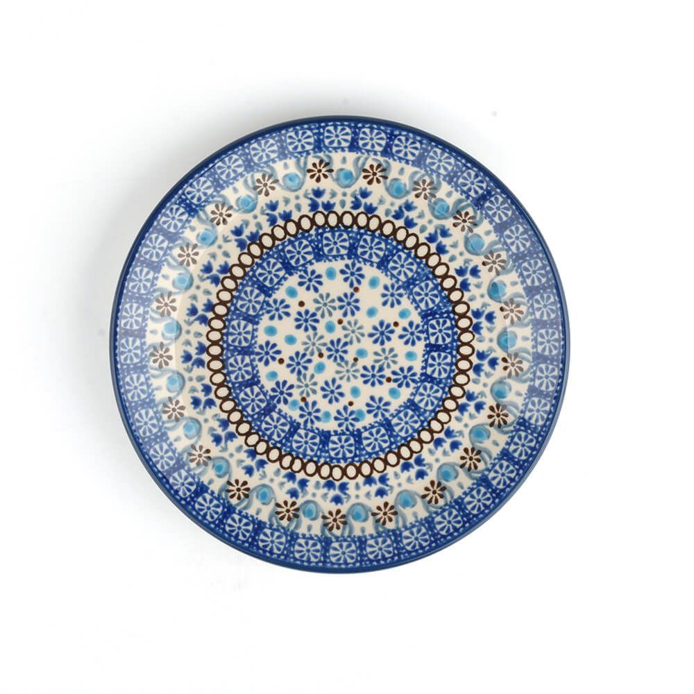 Blauw-wit keramisch bord met bloemen- en geometrisch patroon.