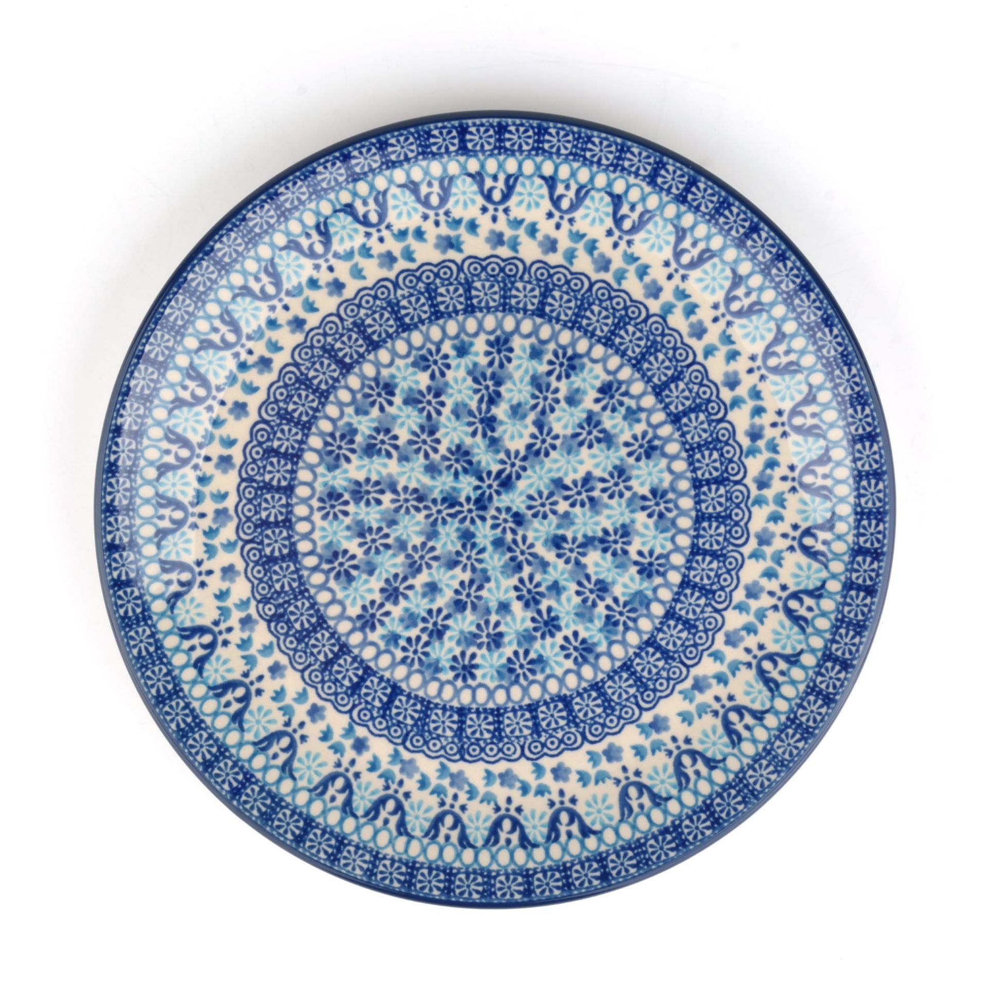Blauw-wit keramisch bord met ingewikkelde bloemen- en geometrische patronen.