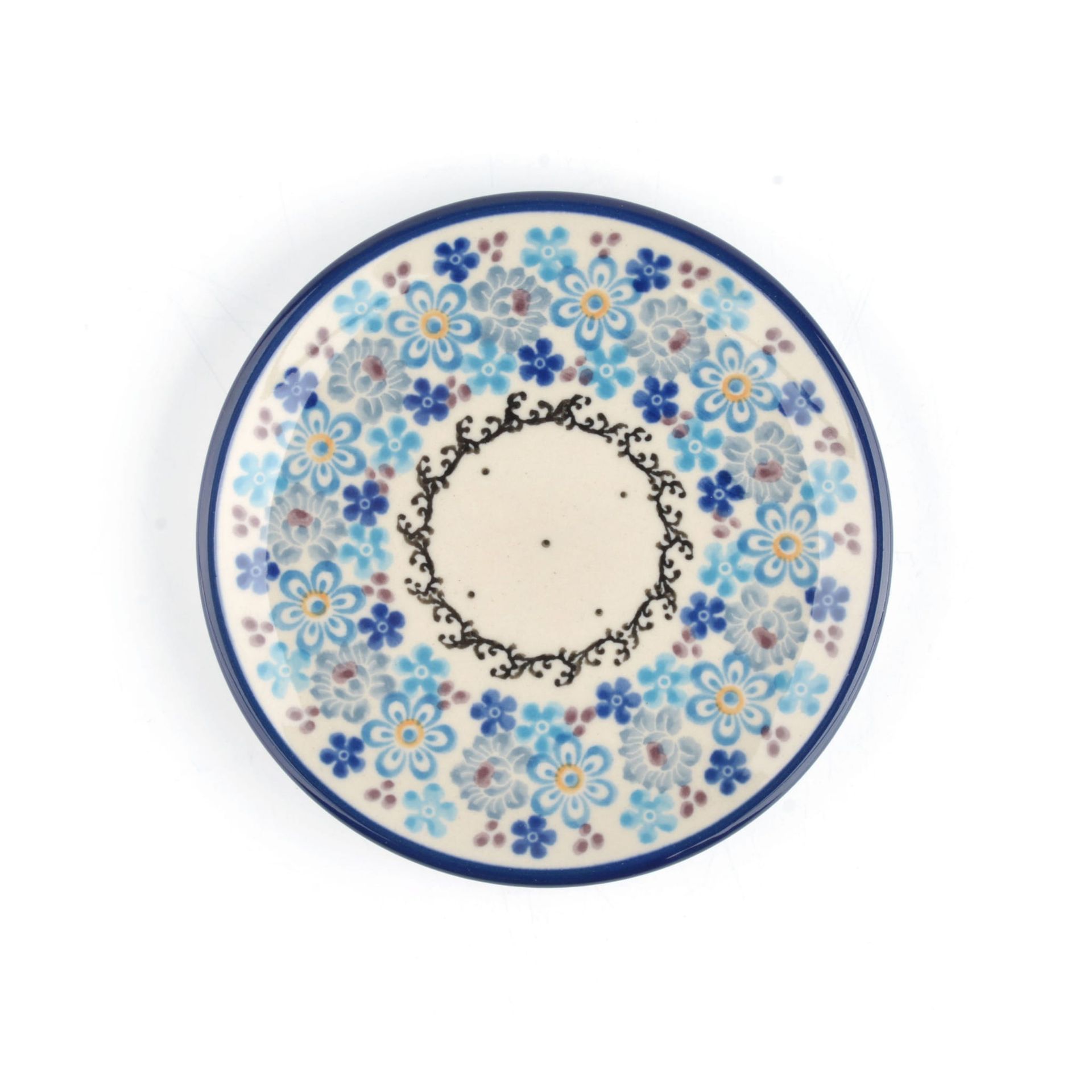 Blauw-wit keramisch bord met bloemenmotief en donkerblauwe rand.