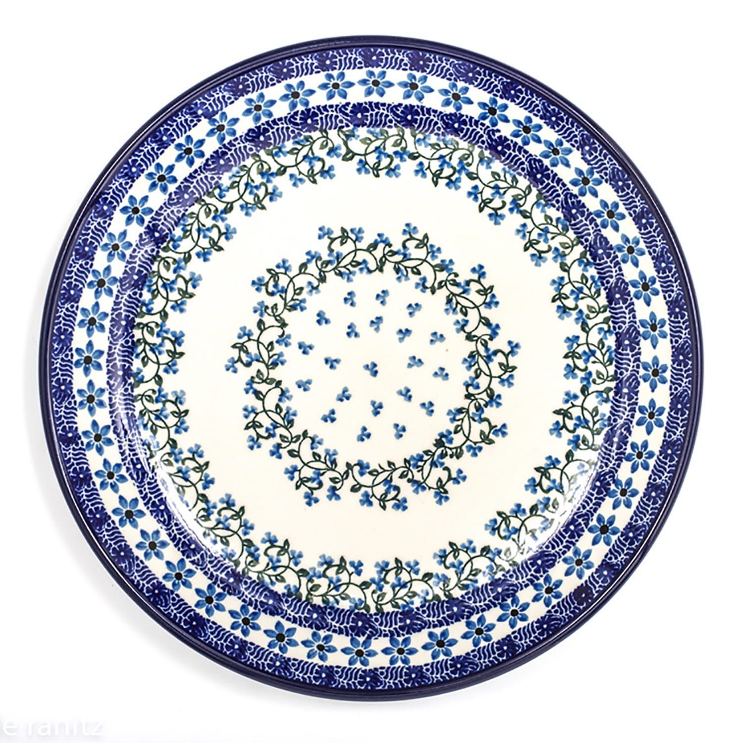 Blauw-wit keramisch bord met bloemenpatroon.
