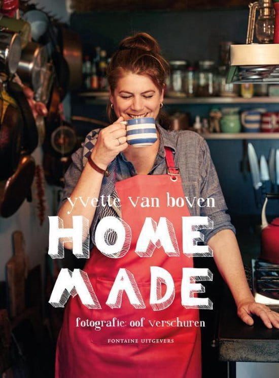 Vrouw met schort, die een mok vasthoudt met daarop de titel van het boek 