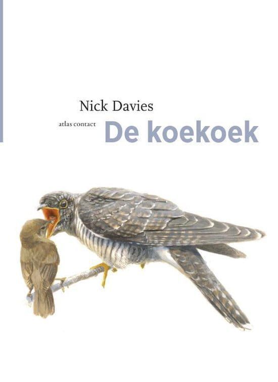 Boekcover: Koekoekskuiken dat door een kleinere vogel wordt gevoerd. Titel 