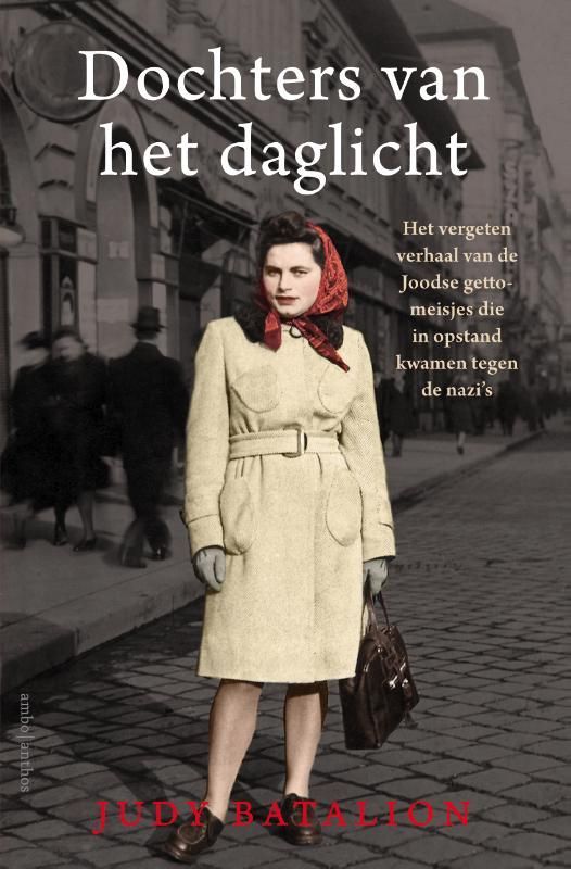 Boekcover: Vrouw in jas, rode sjaal, straatbeeld. Titel: Dochters van het Daglicht. Nederlandse tekst.