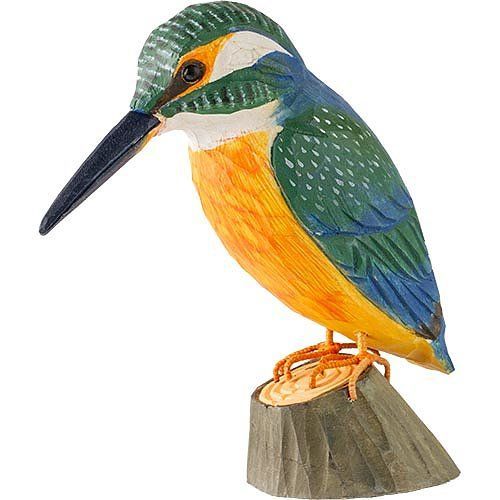 Een houten ijsvogel, gebeeldhouwd en zittend op een kleine boomstronk, in levendige kleuren.