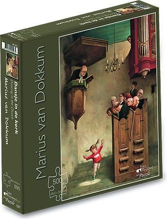 Puzzeldoos: Een kind rent door een kerk naar een preekstoel, waar een man preekt voor een kleine gemeente.