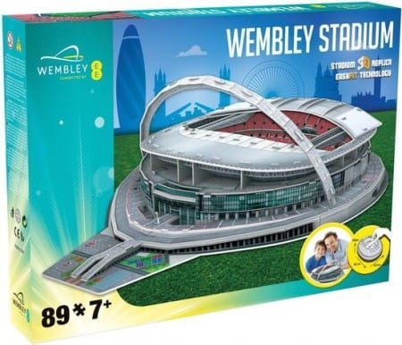 Een 3D-puzzel in doos van het Wembley-stadion met groen gras en de skyline van Londen.