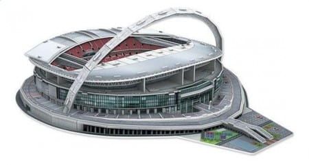 Een 3D-puzzel in doos van het Wembley-stadion met groen gras en de skyline van Londen.