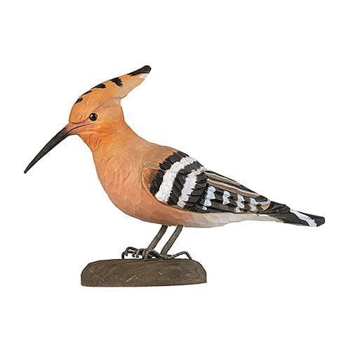 Houten beeldje van een hop met een opstaande kuif, zwart-wit gestreepte vleugels en zittend op een stenen voetstuk.