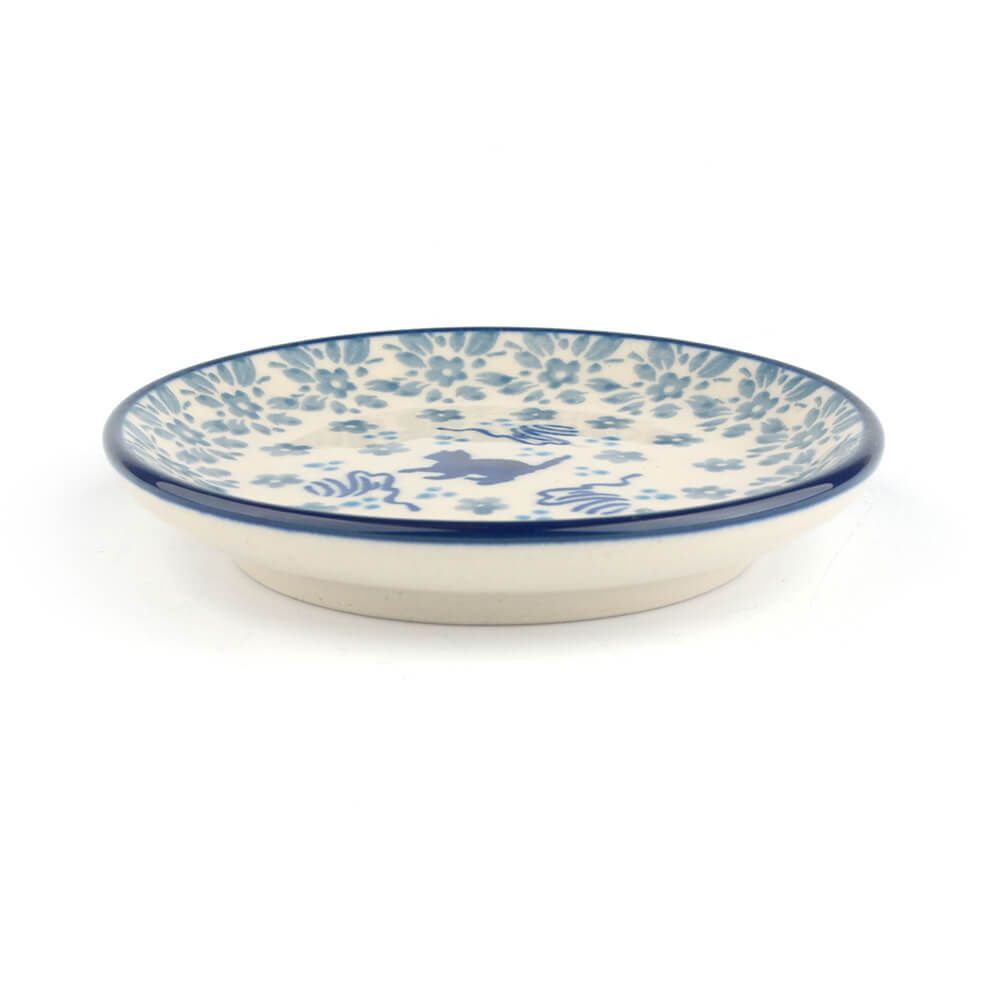 Blauw-wit keramisch zeepbakje met bloemenmotief.