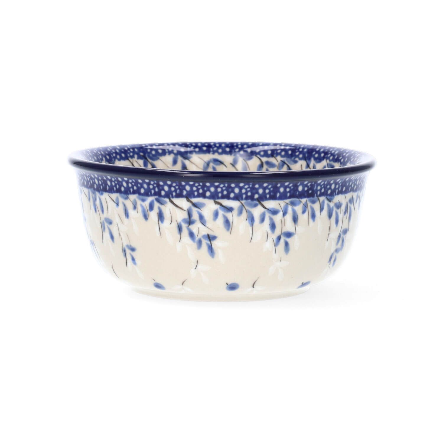 Blauw-witte keramische kom met bladmotief.