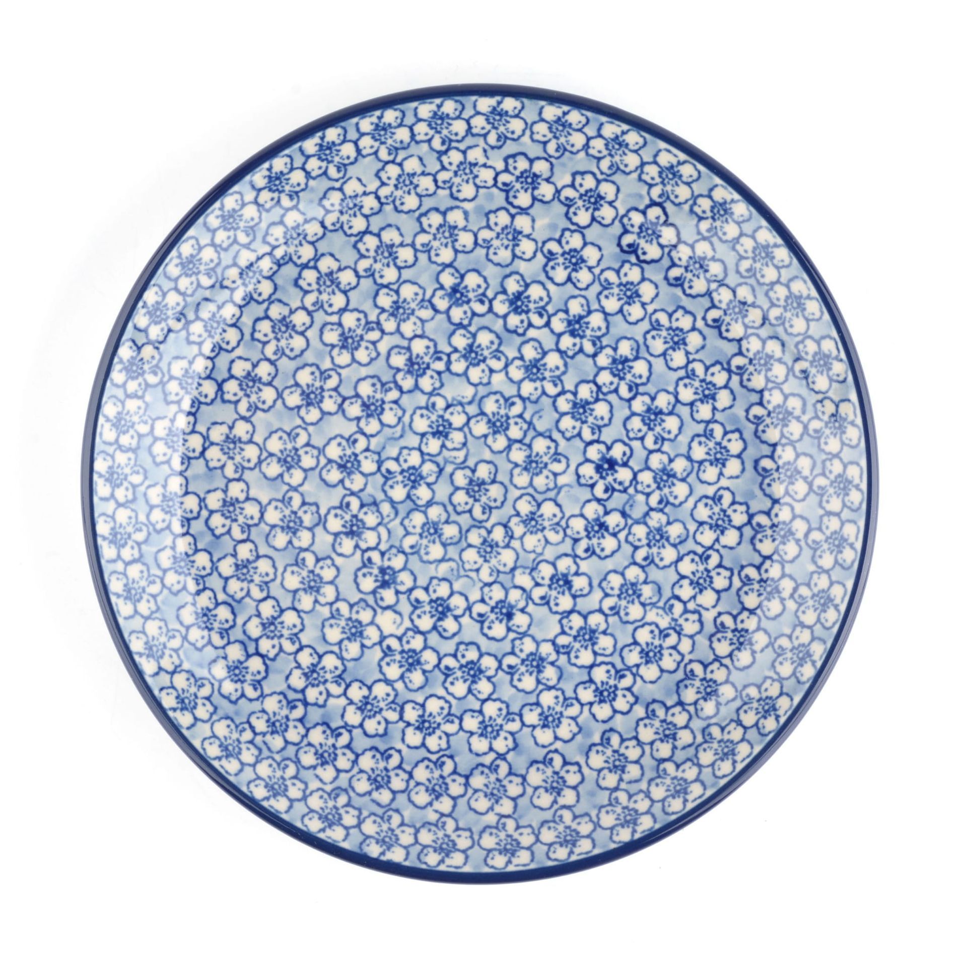 Blauw-wit bord met bloemenpatroon en een donkerblauwe rand.