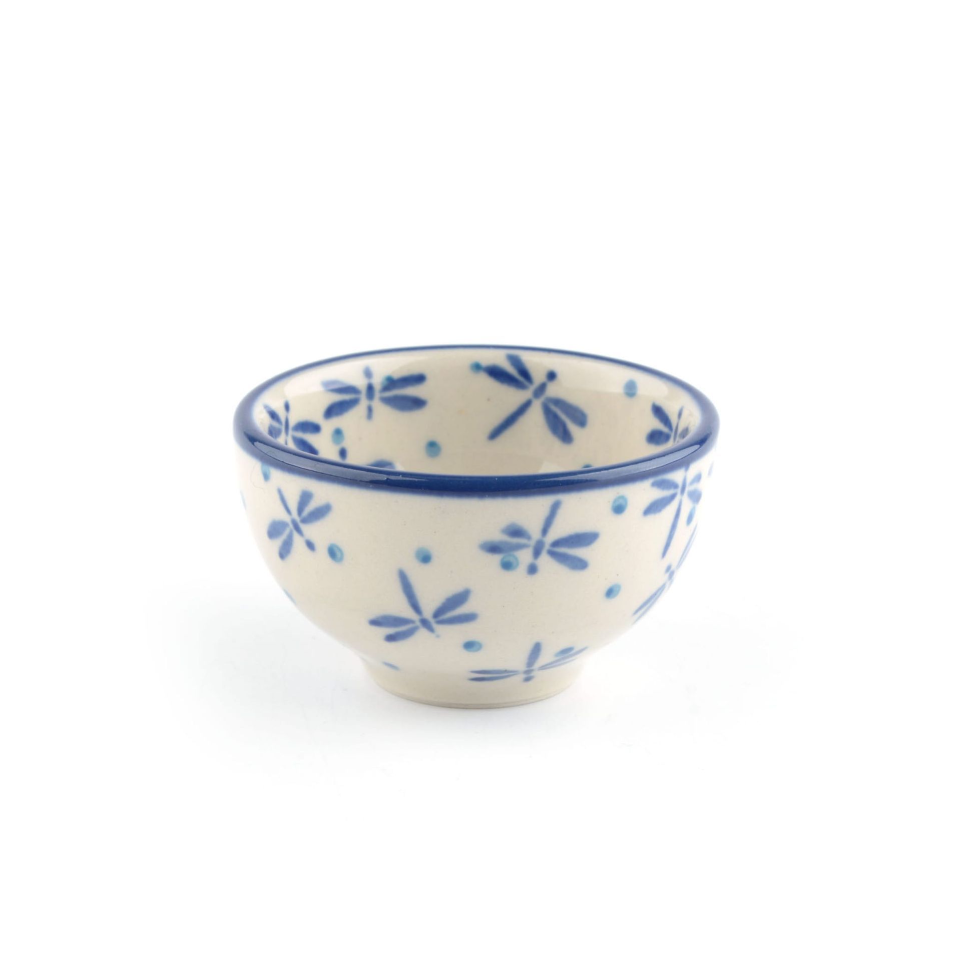 Klein wit keramisch kommetje met een blauw libellenpatroon.