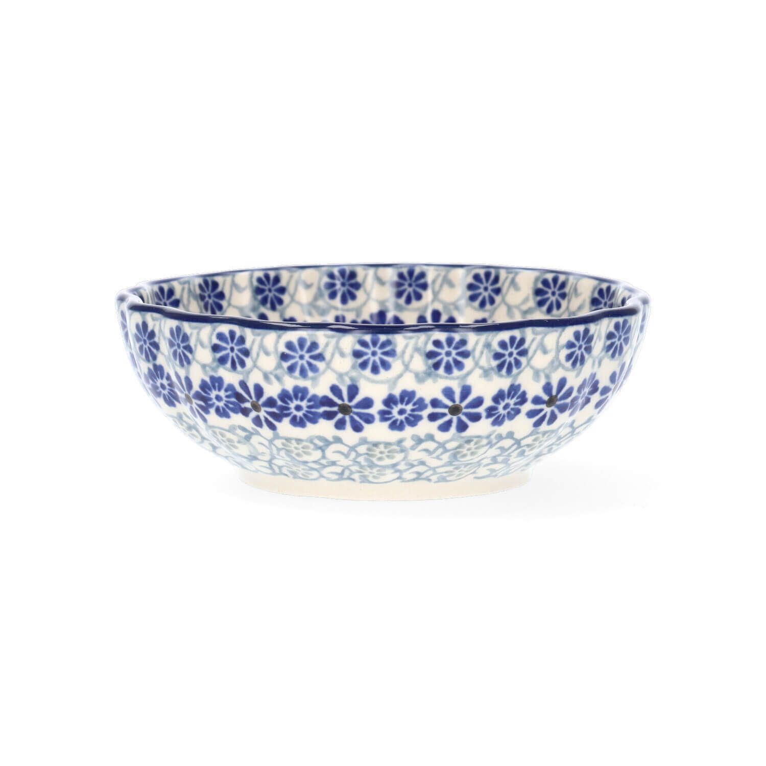 Blauwe en witte keramische schaal met bloemenmotief.