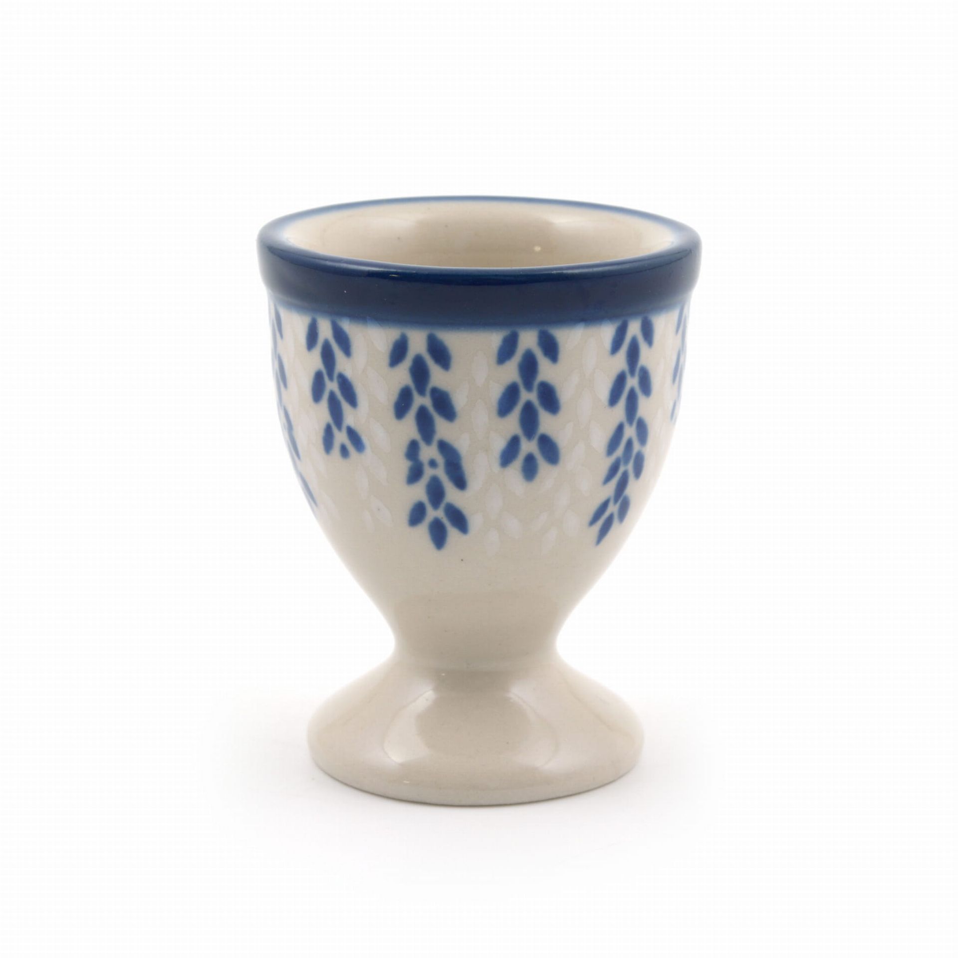 Blauw-witte keramische eierdop met een blauw bloemenpatroon.
