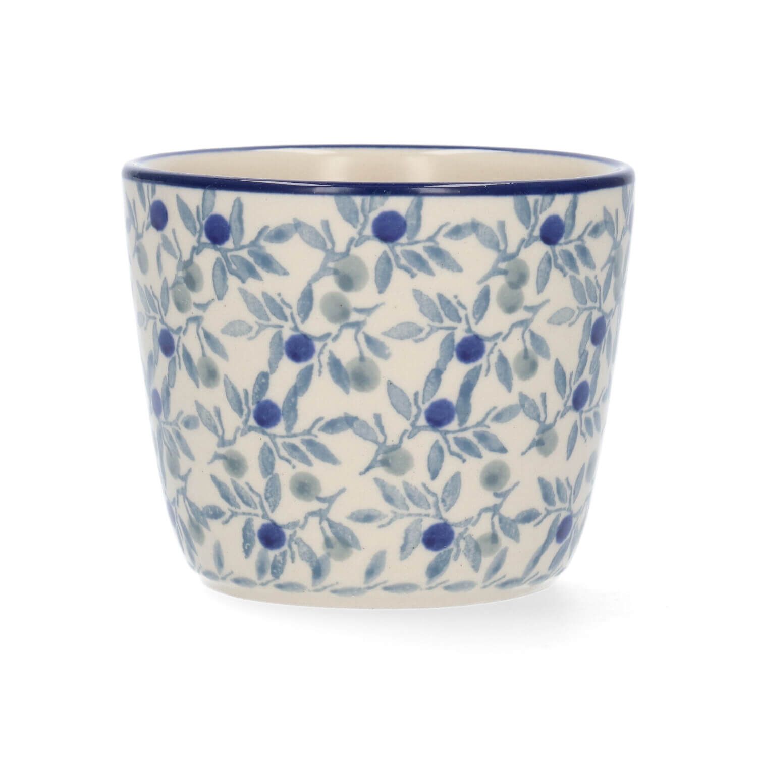 Keramische kop met een blauw olijftakkenpatroon op een crèmekleurige achtergrond.