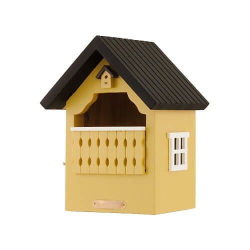 Geel vogelhuisje met een zwart dak en een veranda.