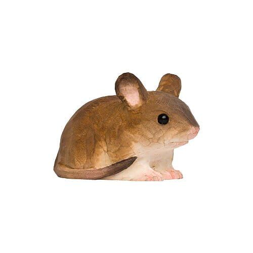 Bruine muis met een witte buik, kleine oren en zwarte ogen.