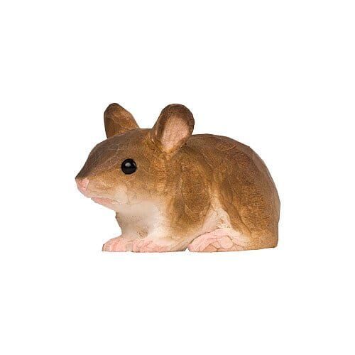 Bruine muis met een witte buik, kleine oren en zwarte ogen.