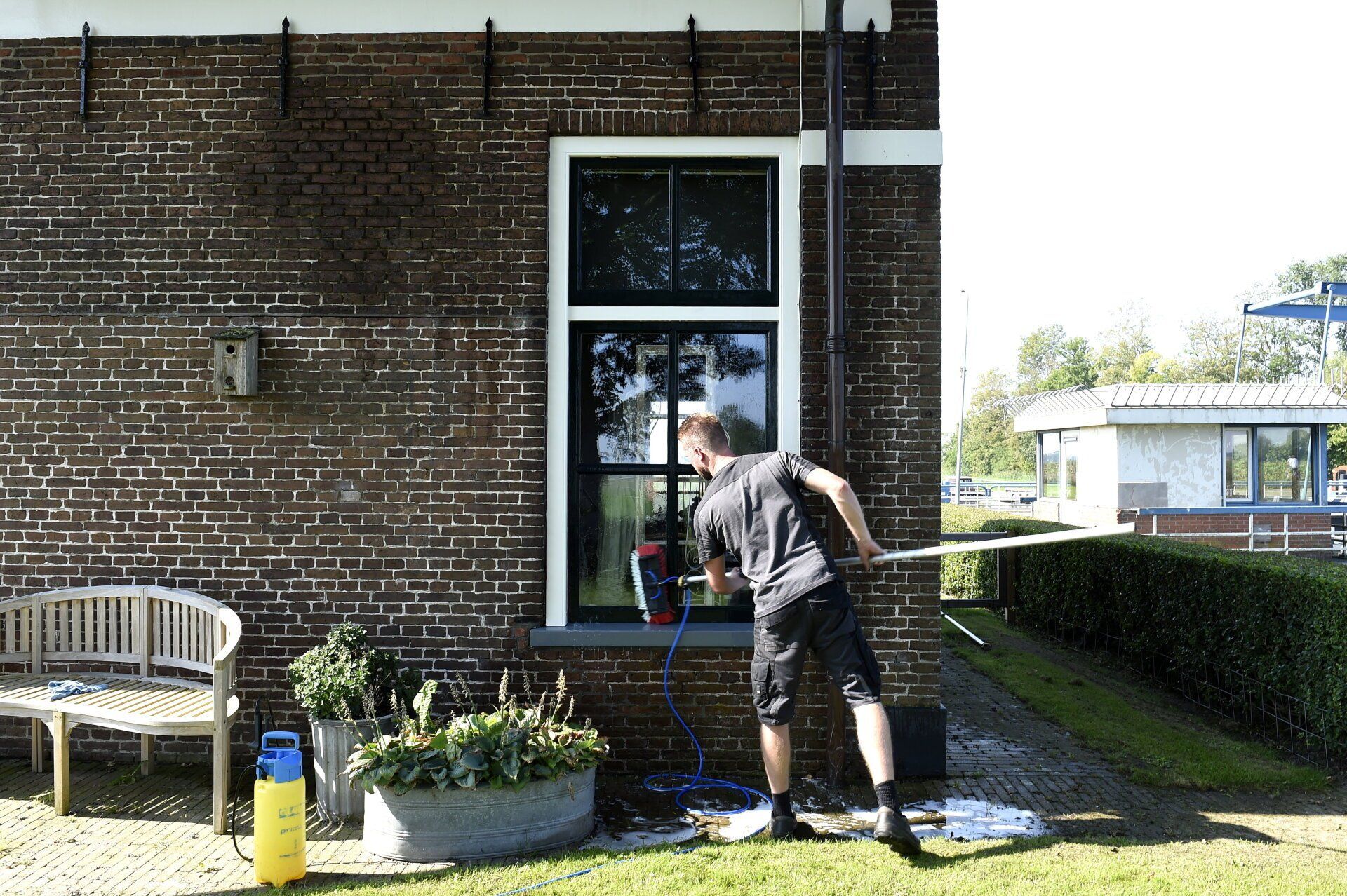 JP Schoonmaakbedrijf; reiniging; huis laten schoonmaken; woning reiniging; bedrijfspand reinigen; glazenwassen