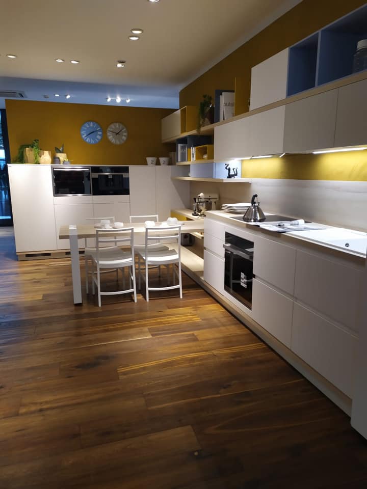 cucina con tavolo