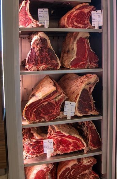 Un frigorifero pieno di tanti tipi diversi di carne