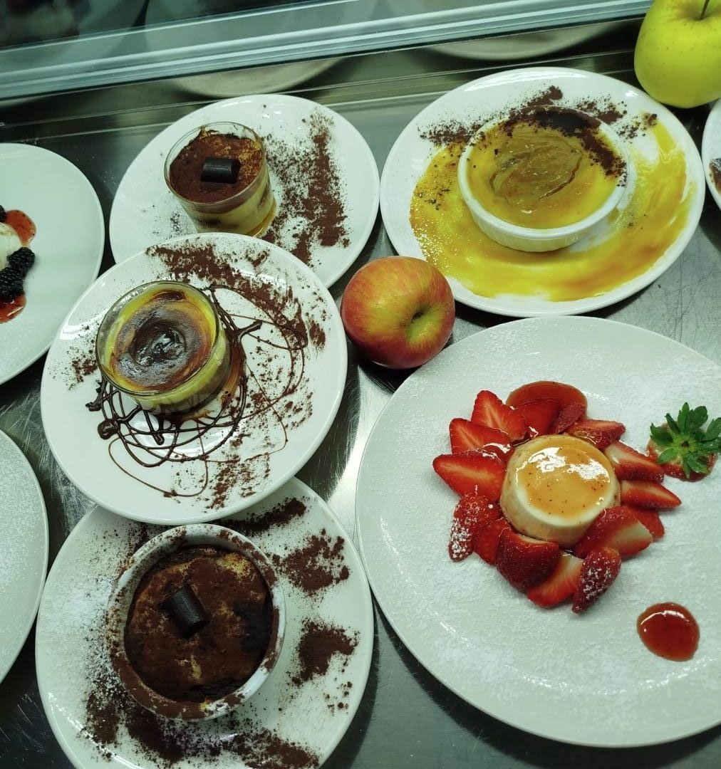 Una varietà di dessert sono esposti su un tavolo