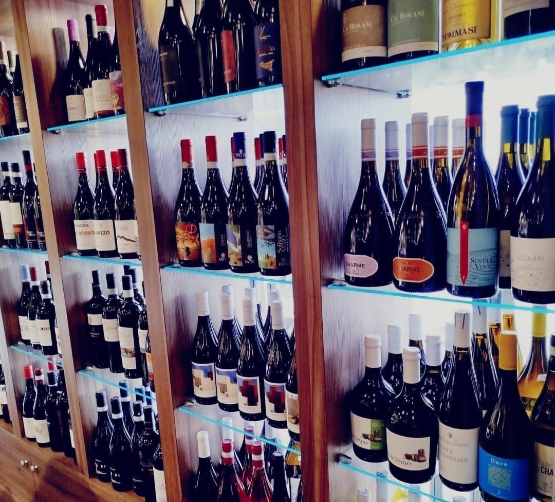 Bottiglie di vino sono allineate sugli scaffali di un negozio