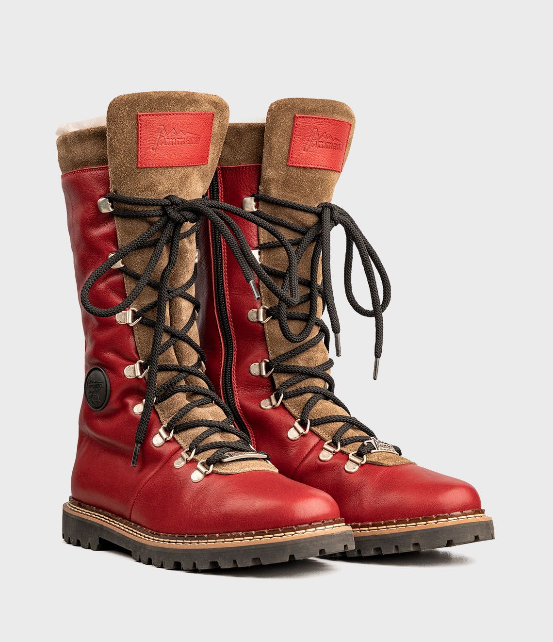 Bottes d'hiver hautes rouges et beiges avec lacets noirs.