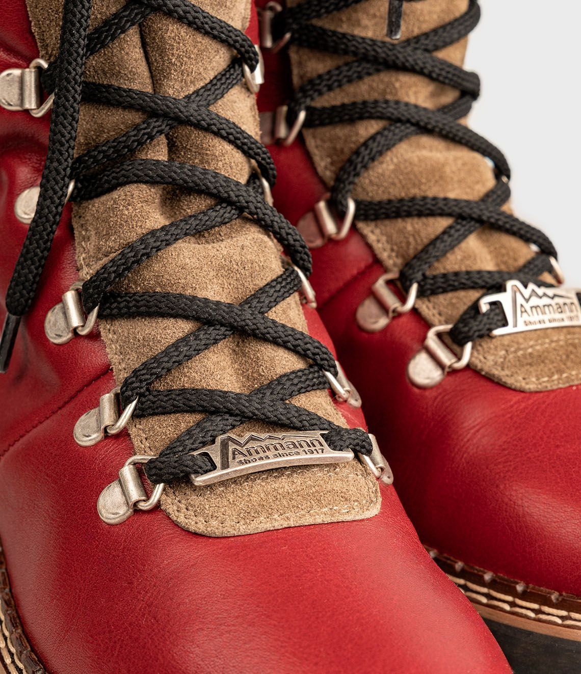 Bottes d'hiver hautes rouges et beiges avec lacets noirs.