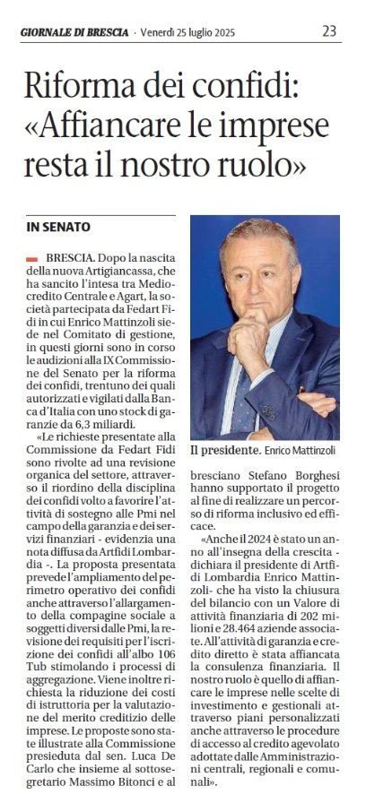 Mani che dispongono ingranaggi colorati su una superficie scura, con grafici e una tastiera nelle vicinanze.