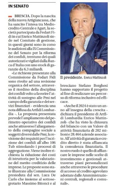Mani che dispongono ingranaggi colorati su una superficie scura, con grafici e una tastiera nelle vicinanze.