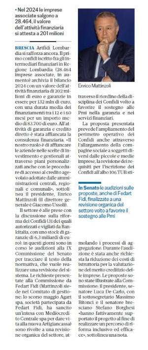 Persone sedute a un tavolo che analizzano i resoconti finanziari, indicando grafici e tabelle.