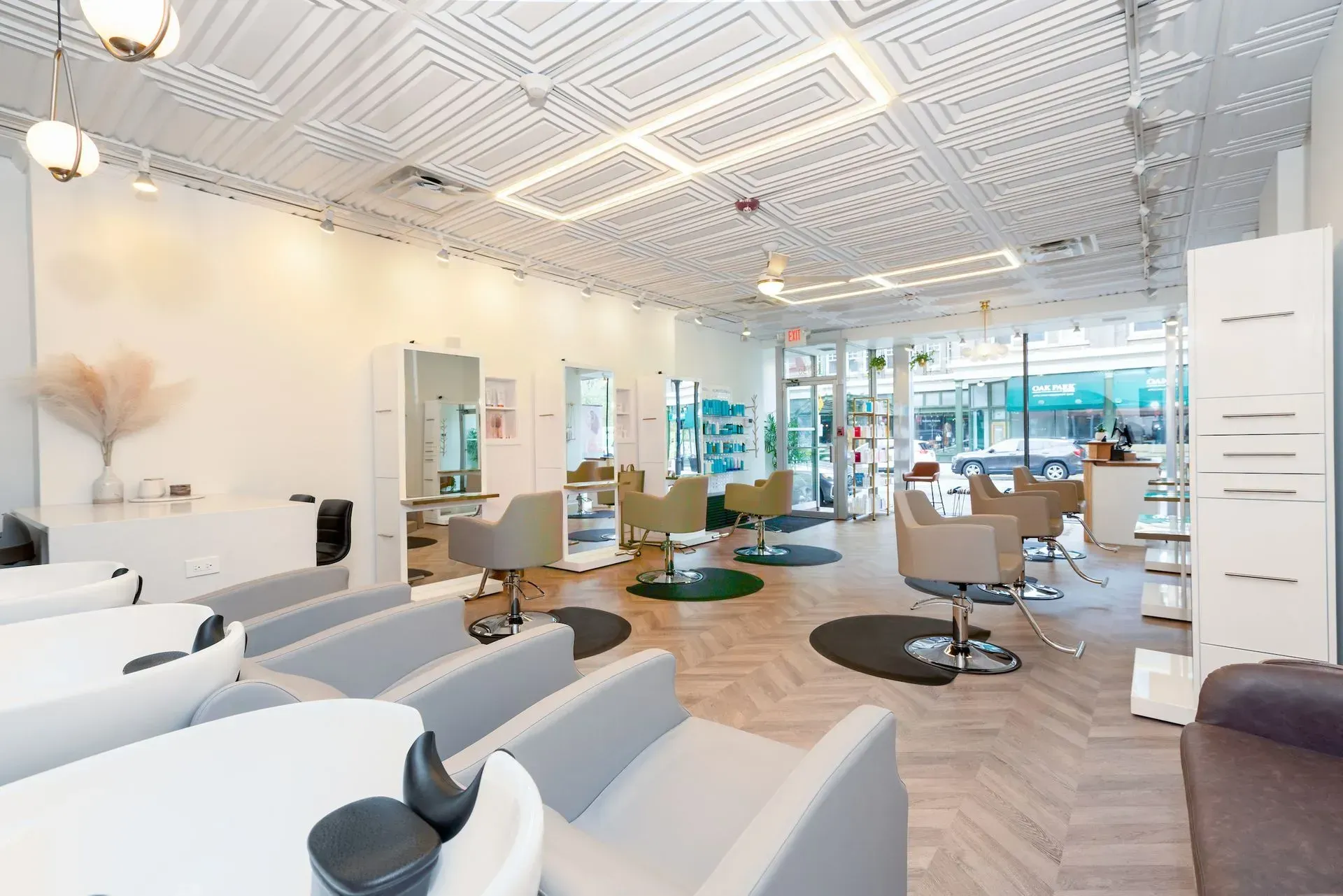 A large salon with lots of chairs and sinks.