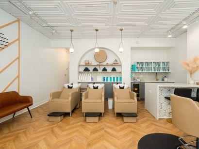 A salon with chairs , sinks and a couch.