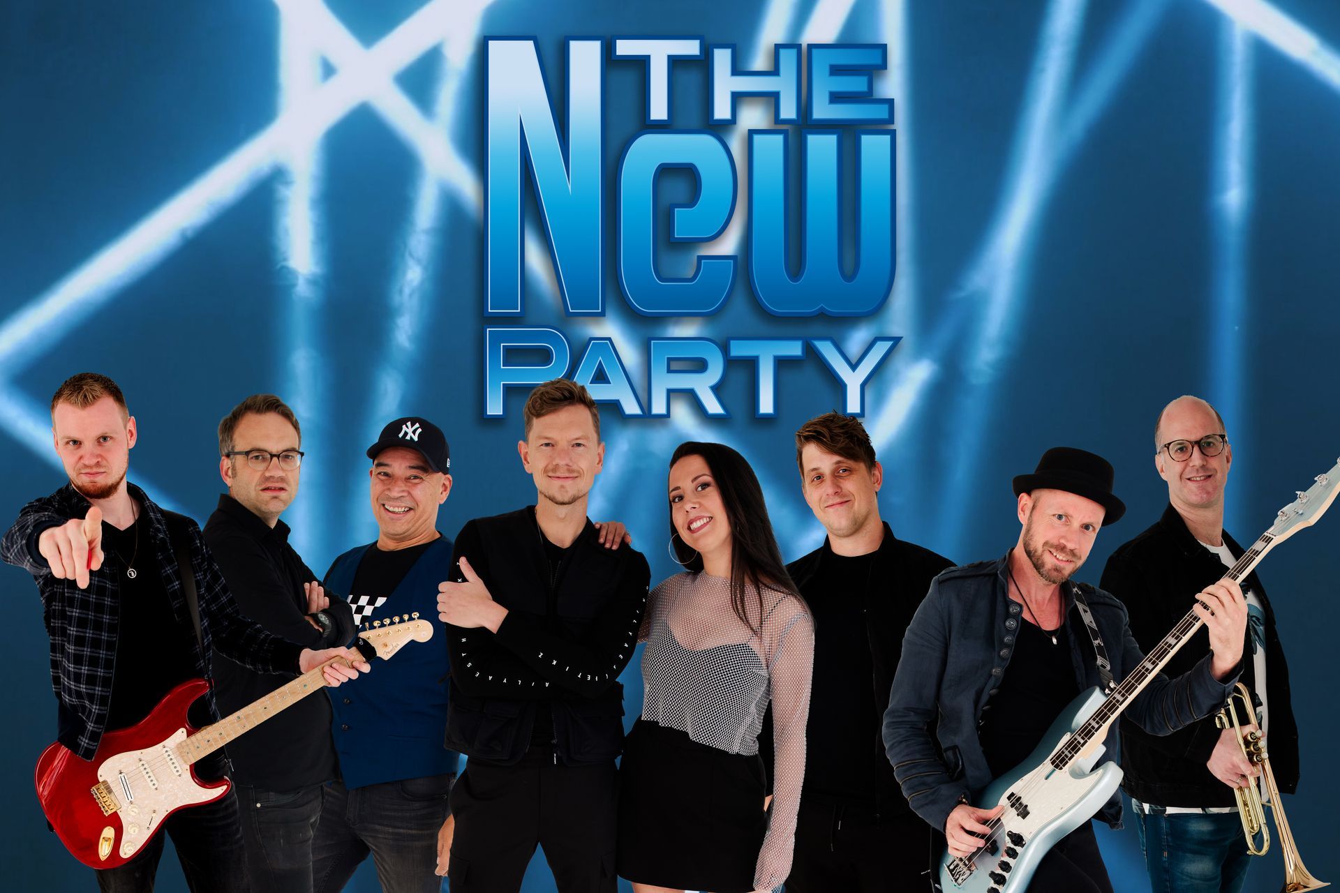 De band poseerde voor een blauw 